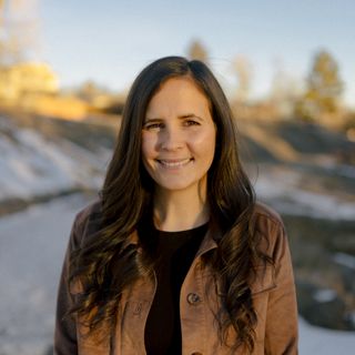 Headshot of Julia Sadusky, a licensed clinical psychologist and the owner of Lux Counseling and Consulting.